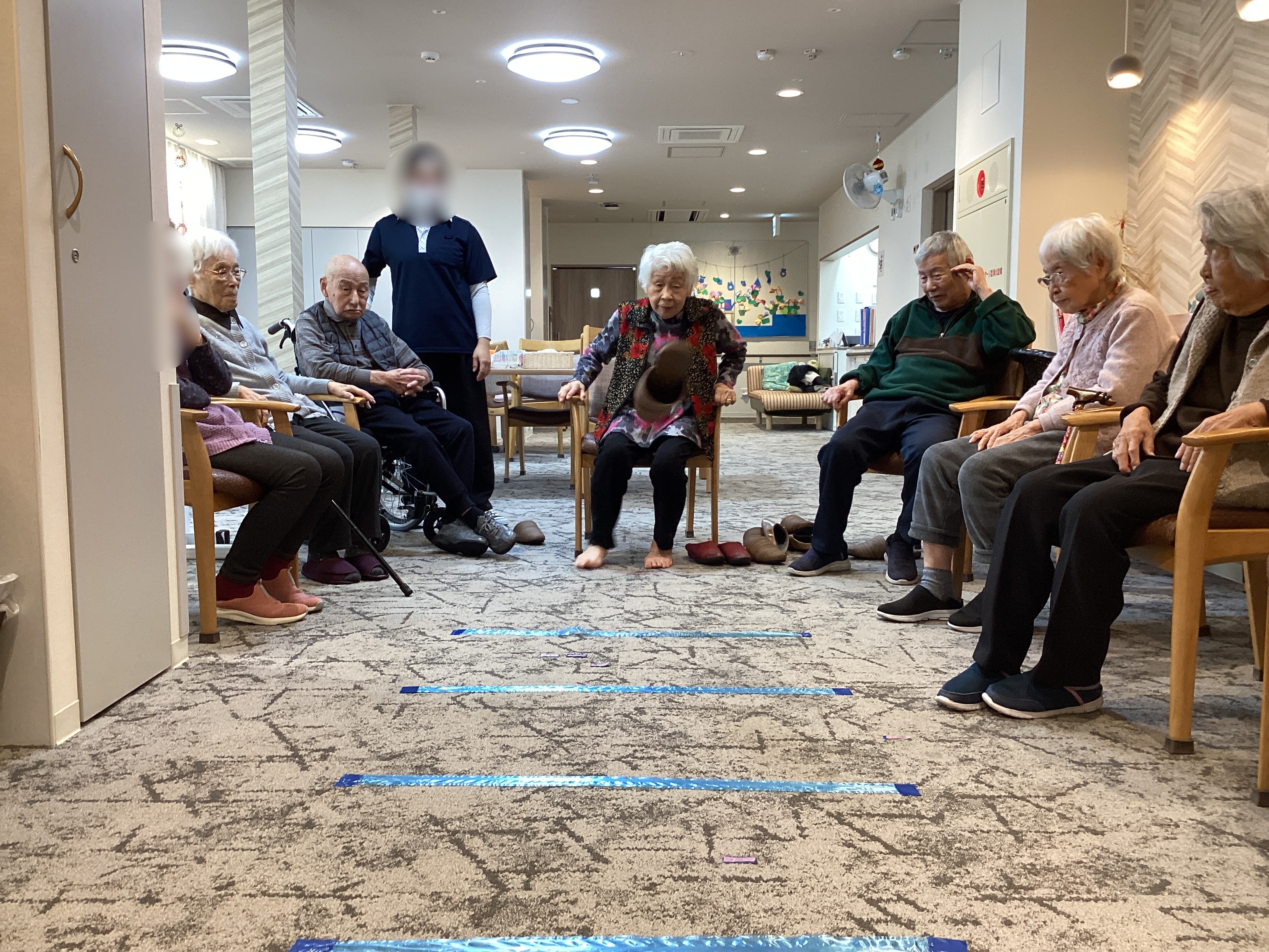 スリッパ飛ばし大会＝｝👟