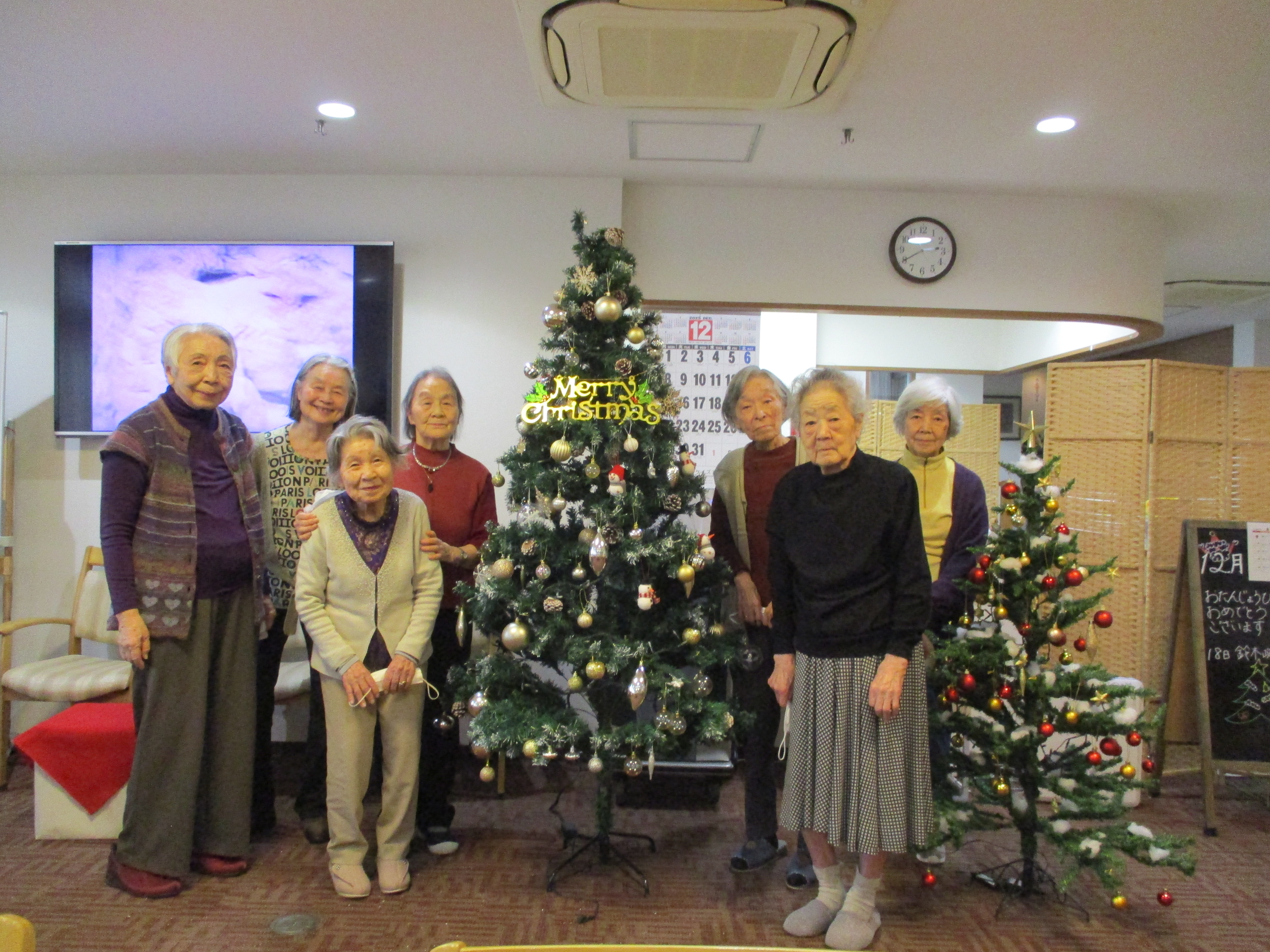 クリスマスツリー　飾りつけ