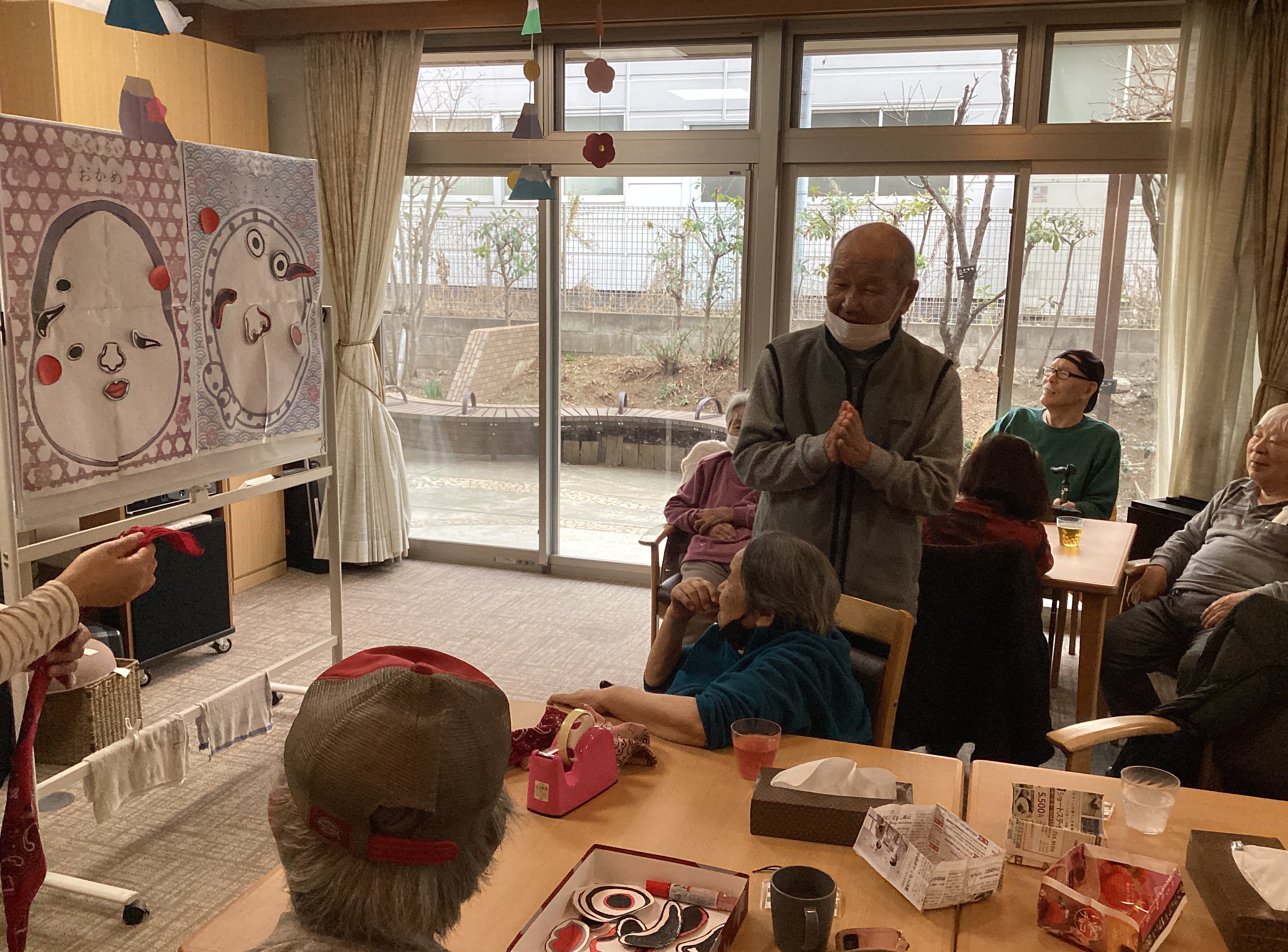 もうちょっと右！右！まだまだ上だよ！（福笑い）