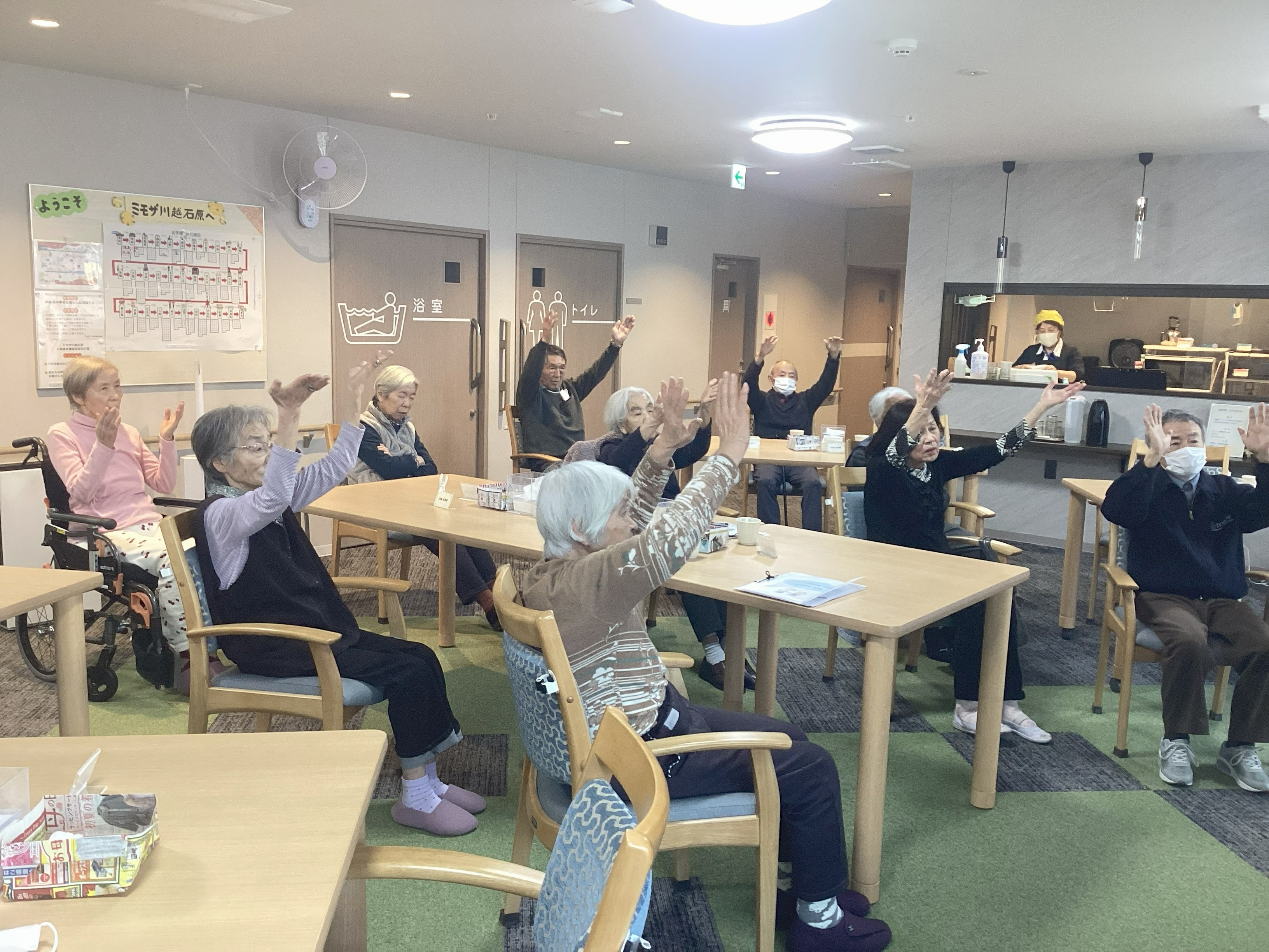 両手を上げての健康体操