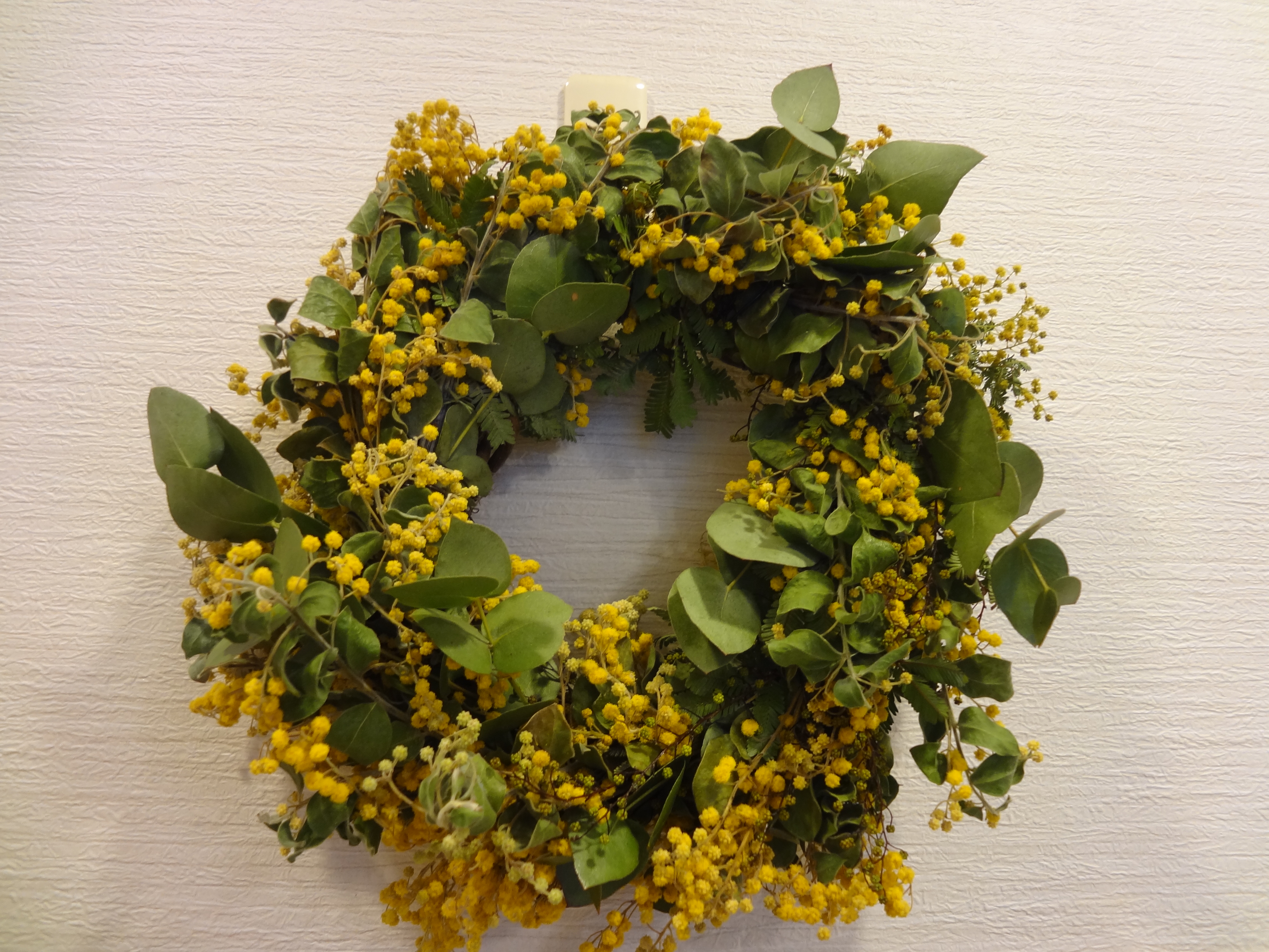 ミモザにぴったりな玄関飾りをいただきました。