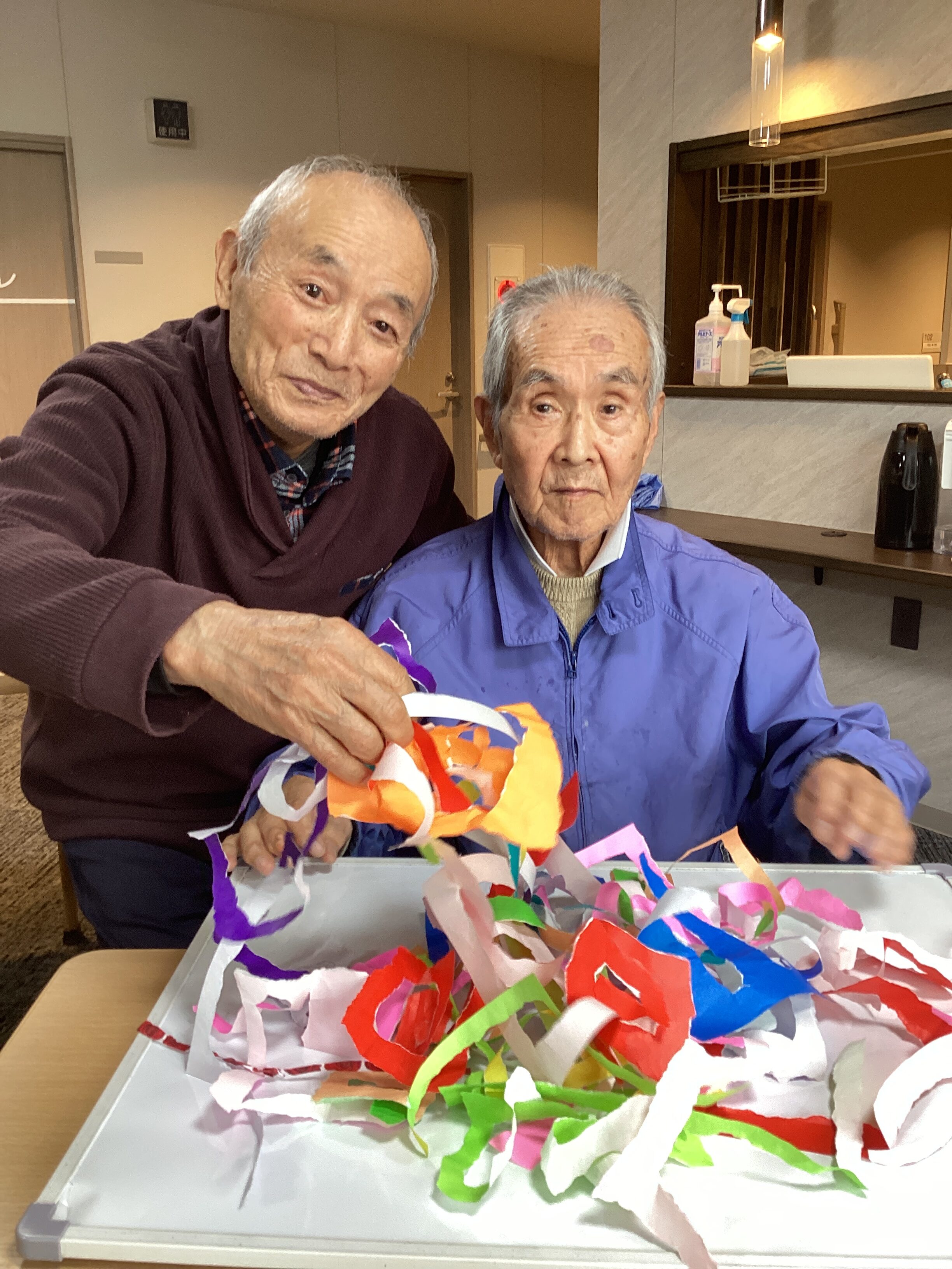 折り紙で頭と手の体操