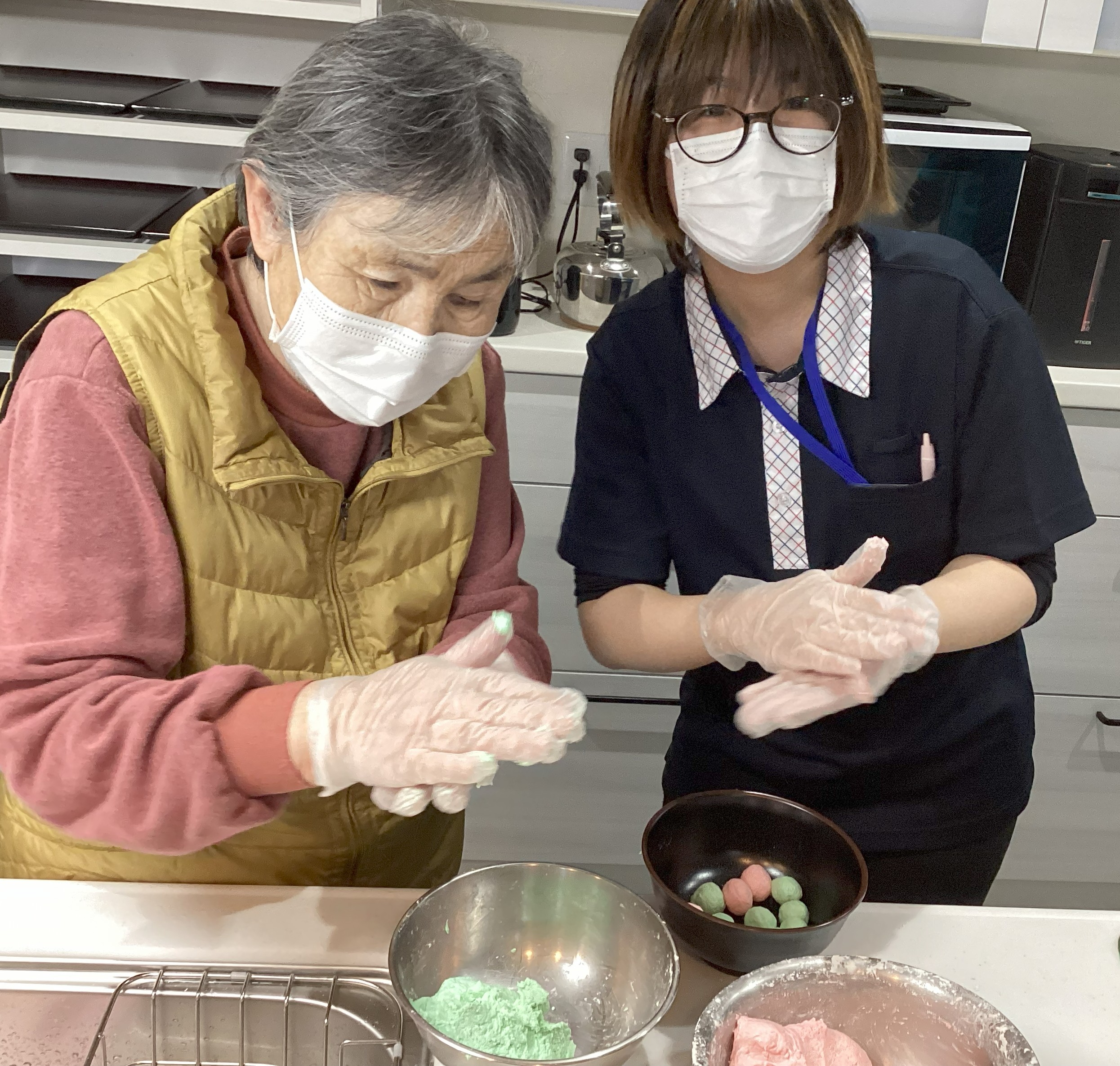 ひな祭りで団子作りをしました。