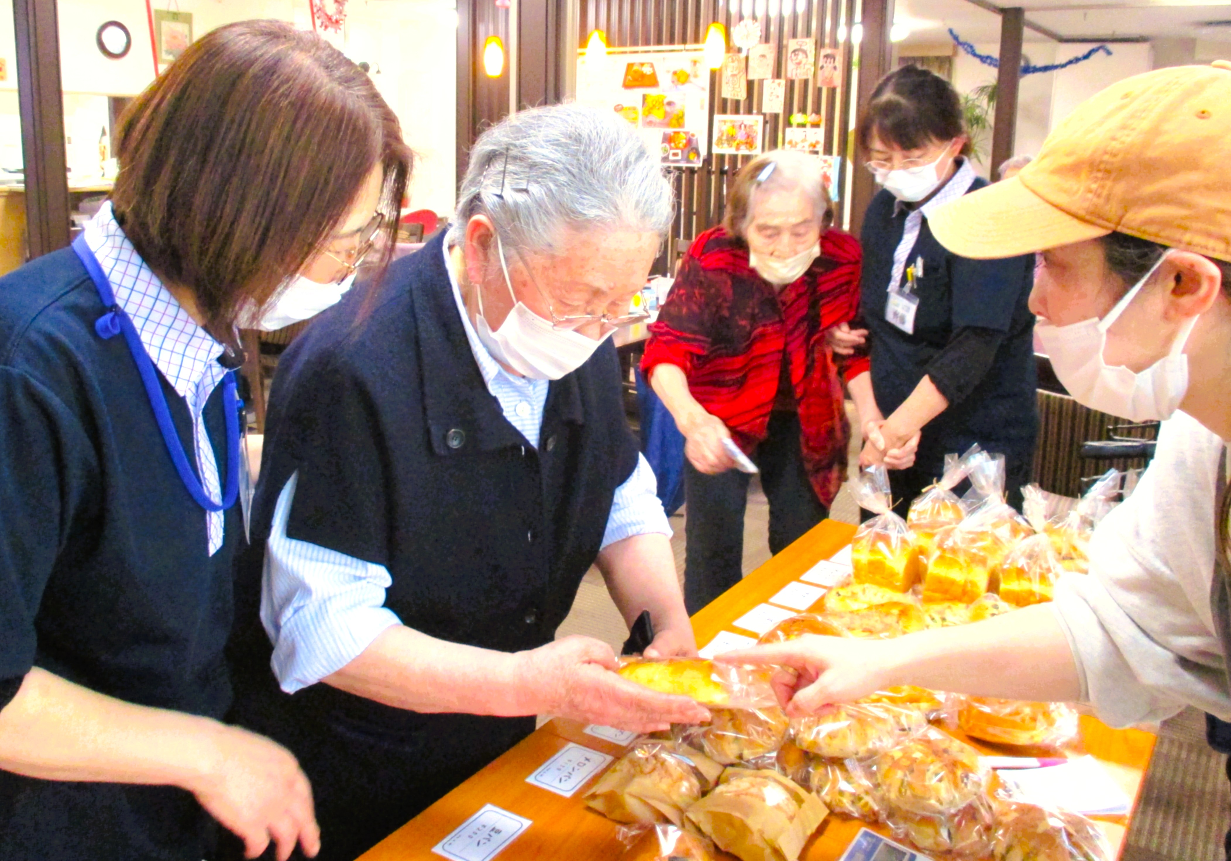 焼きたてパンとハンドマッサージ