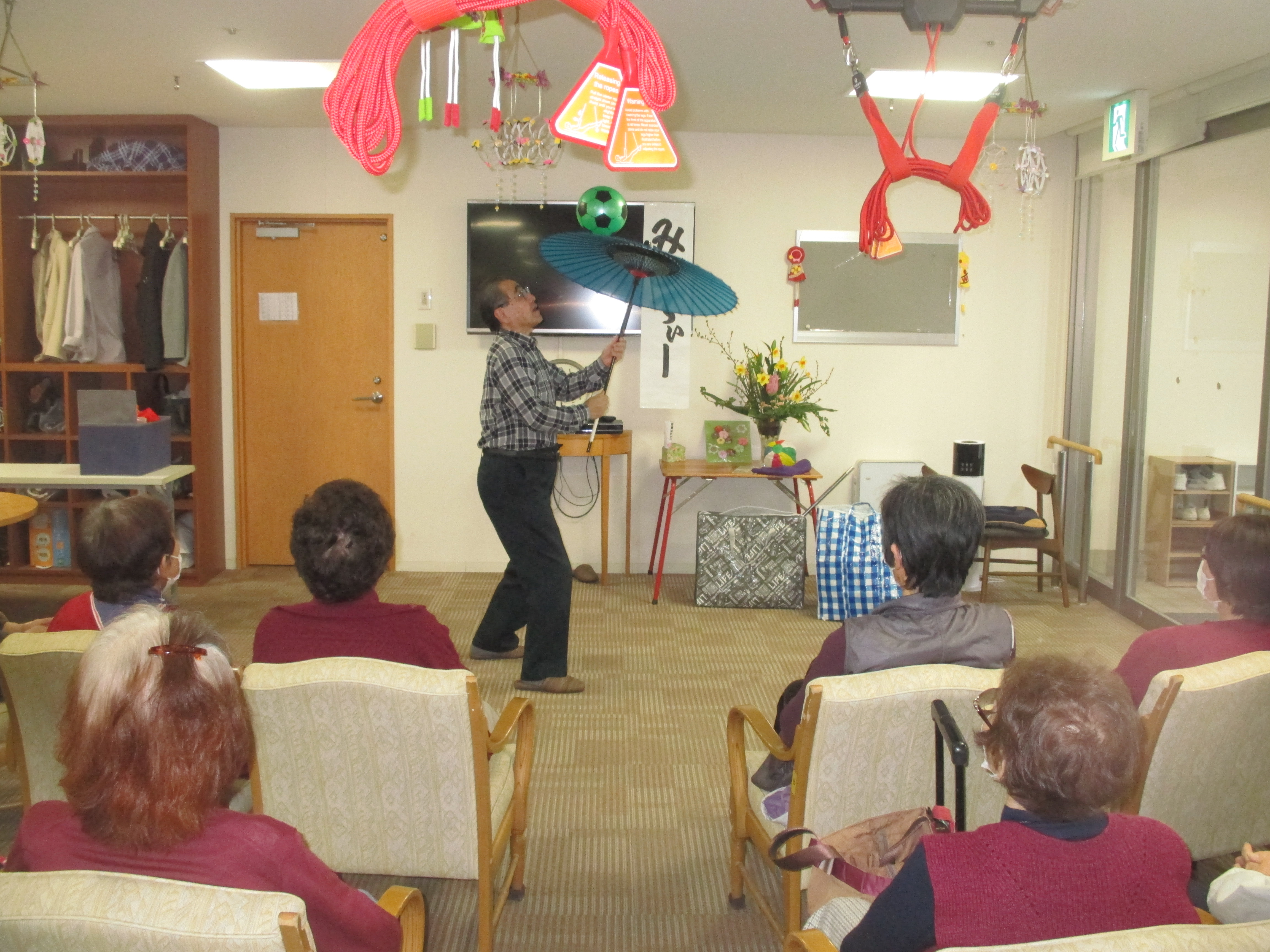 お花見会に手品・大道芸がやってきました