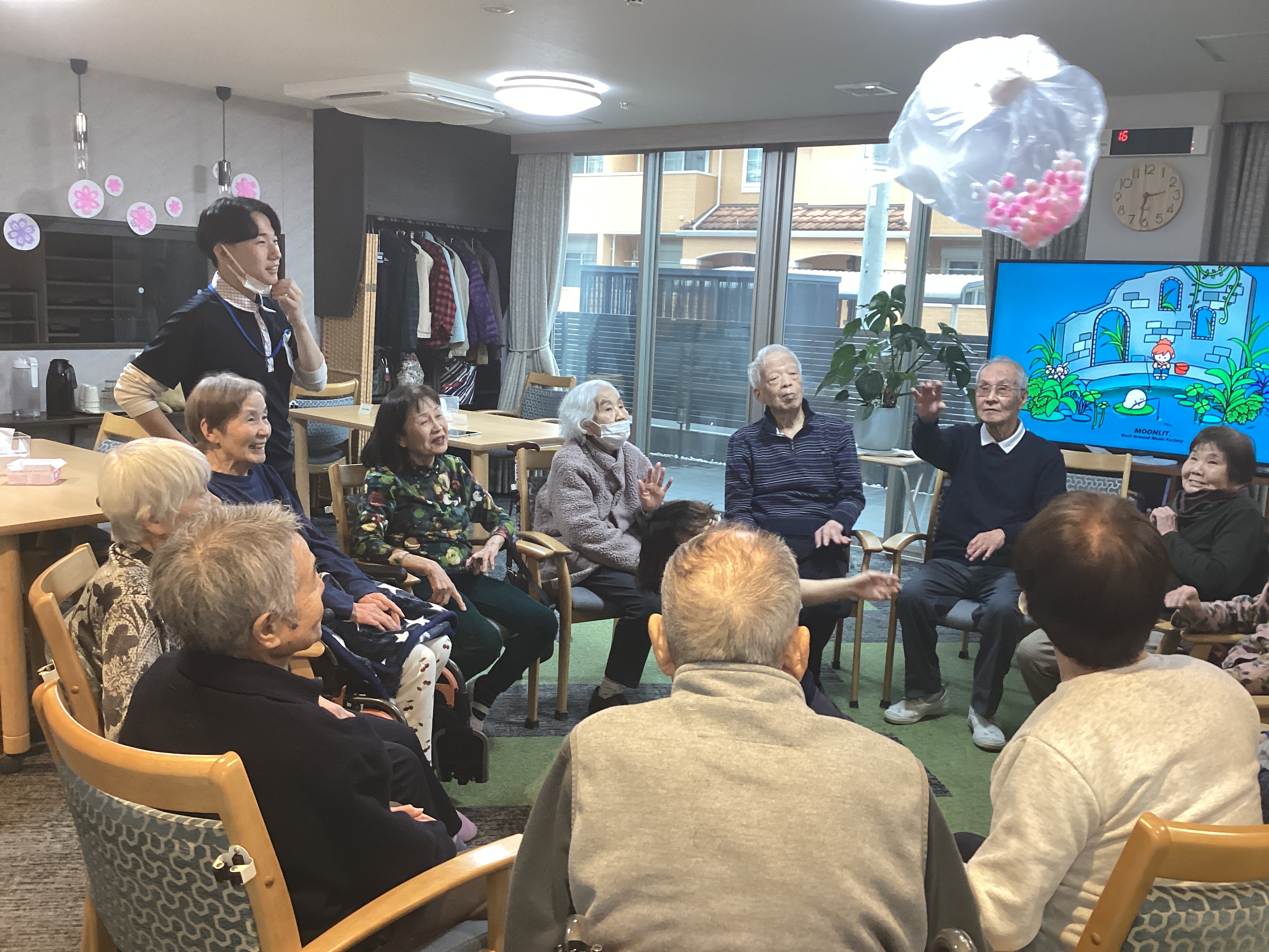 大きな袋で風船バレー