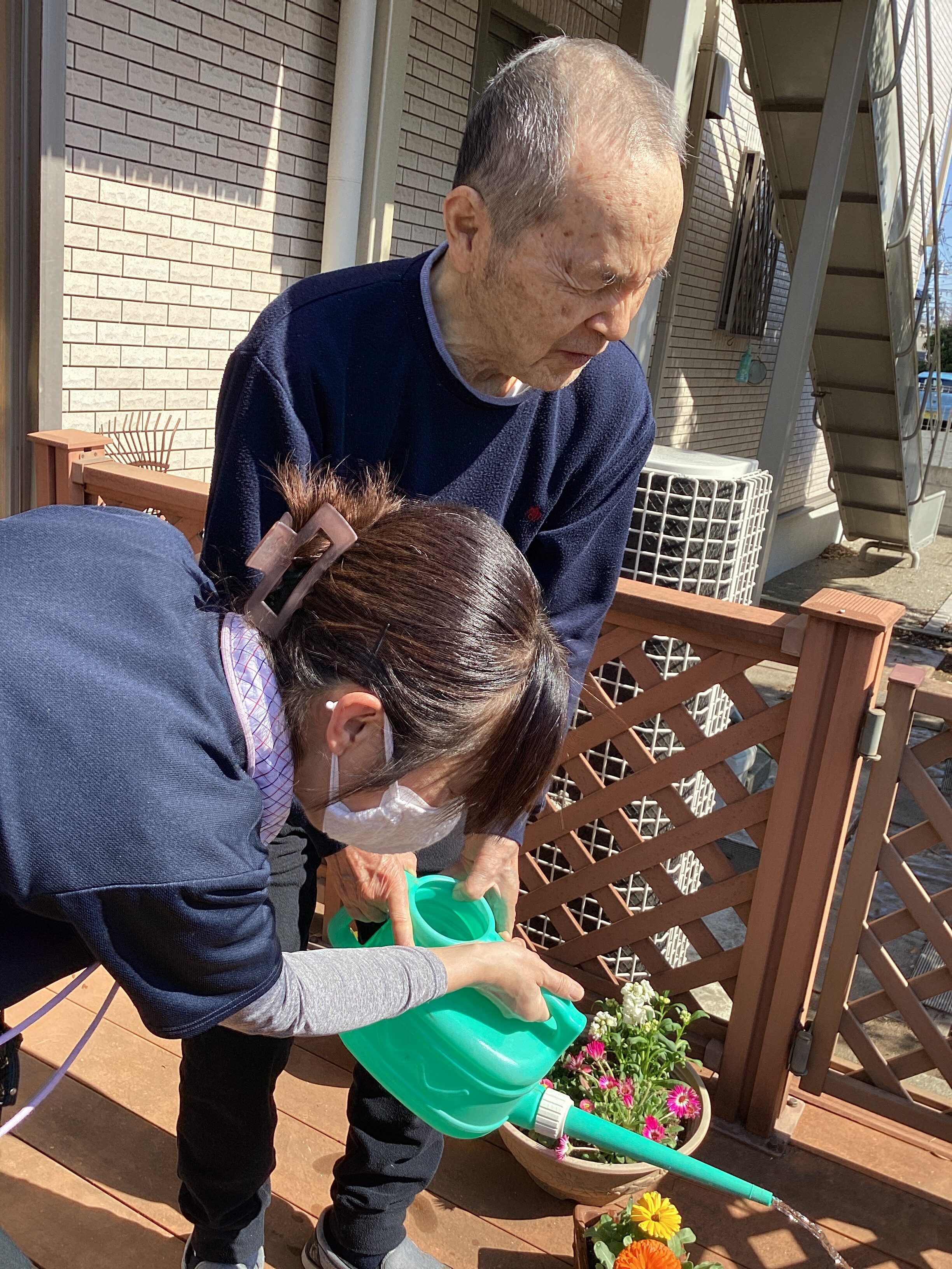 お花に水を・・・☀