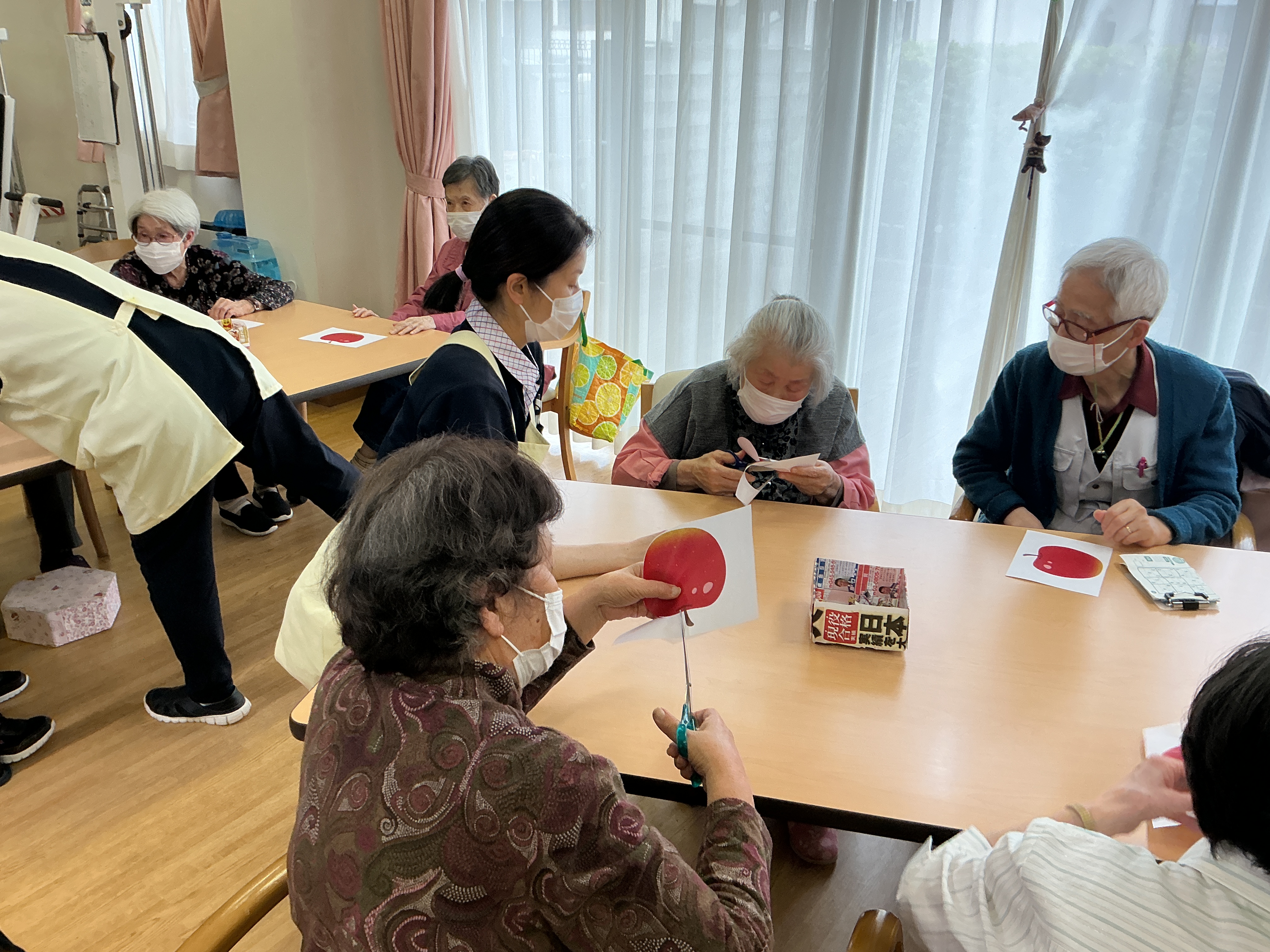 指先運動レク　リンゴの皮むき🍎②