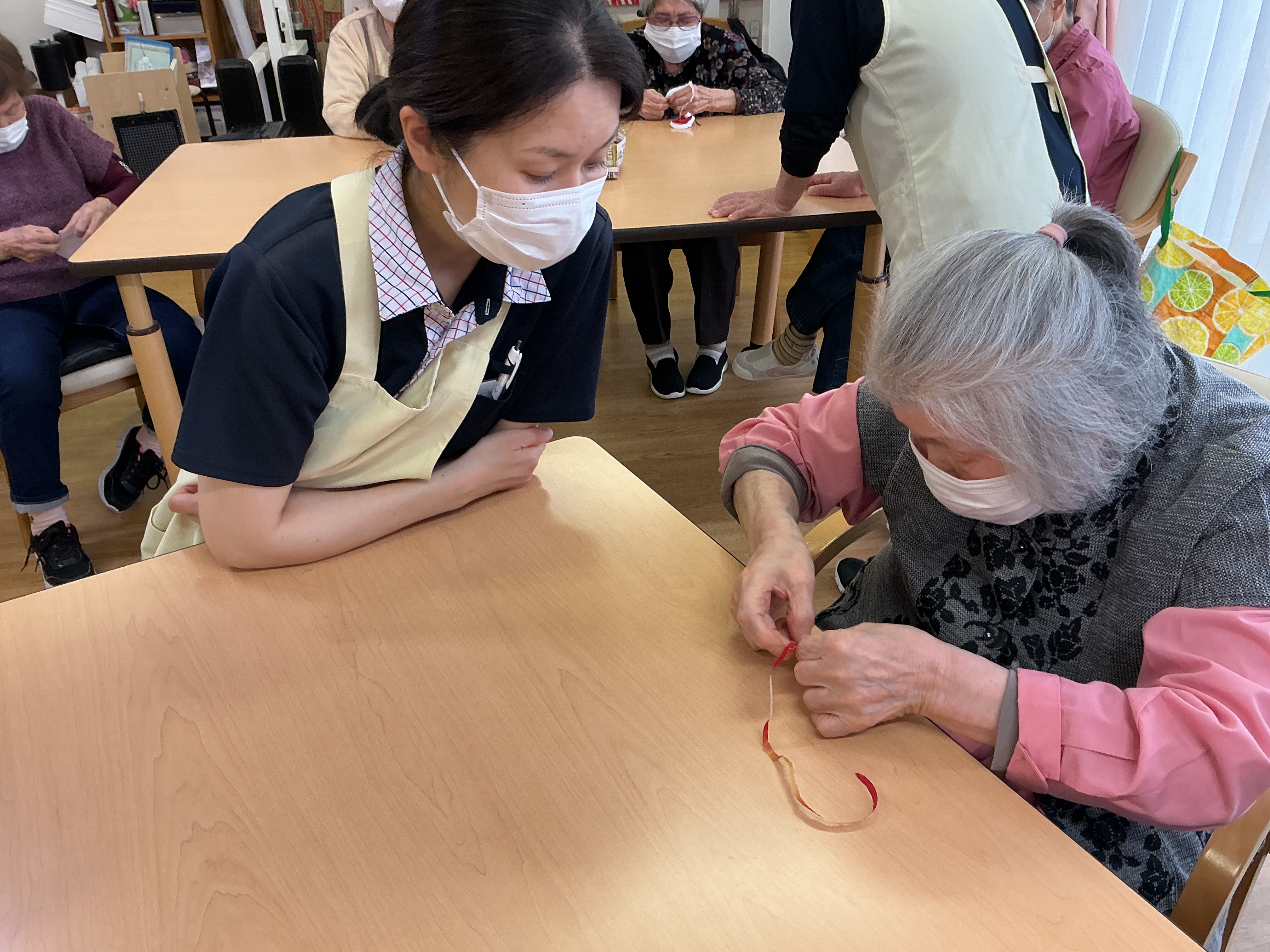 指先運動レク　リンゴの皮むき🍎③