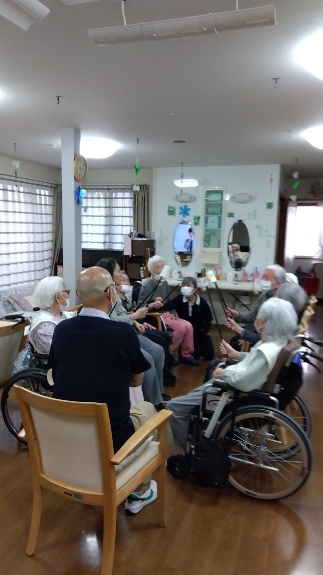 紙コップの綱渡りゲーム