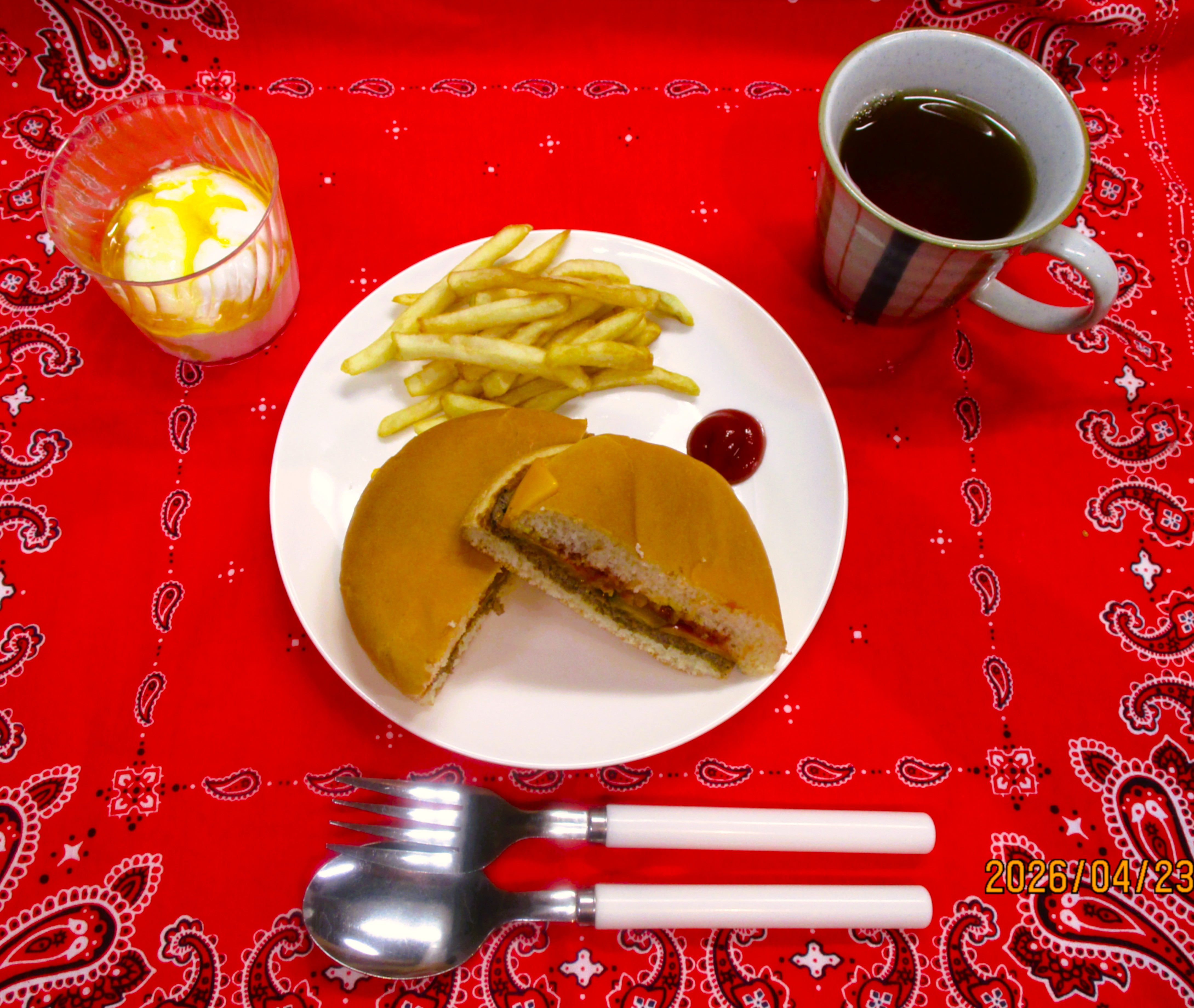 お昼はチーズバーガーにしよう♡