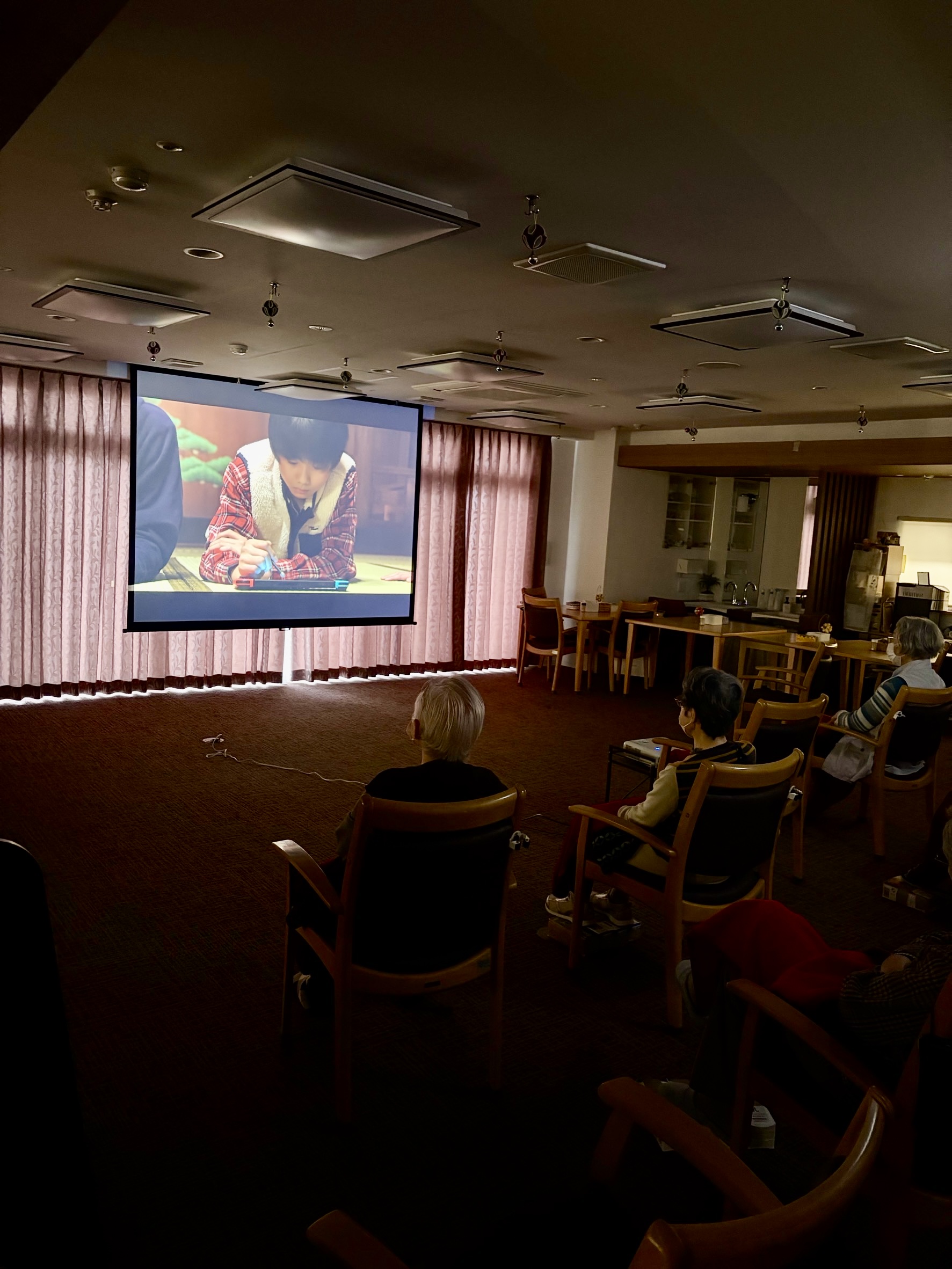 大きなスクリーンで