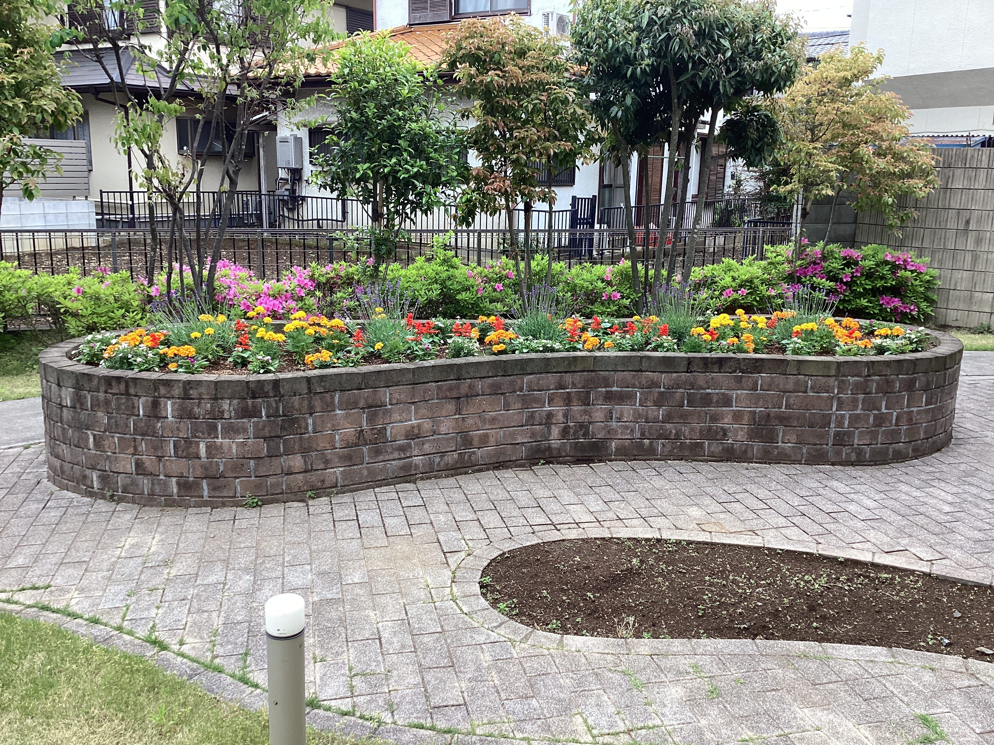 中庭にお花を植えました！！