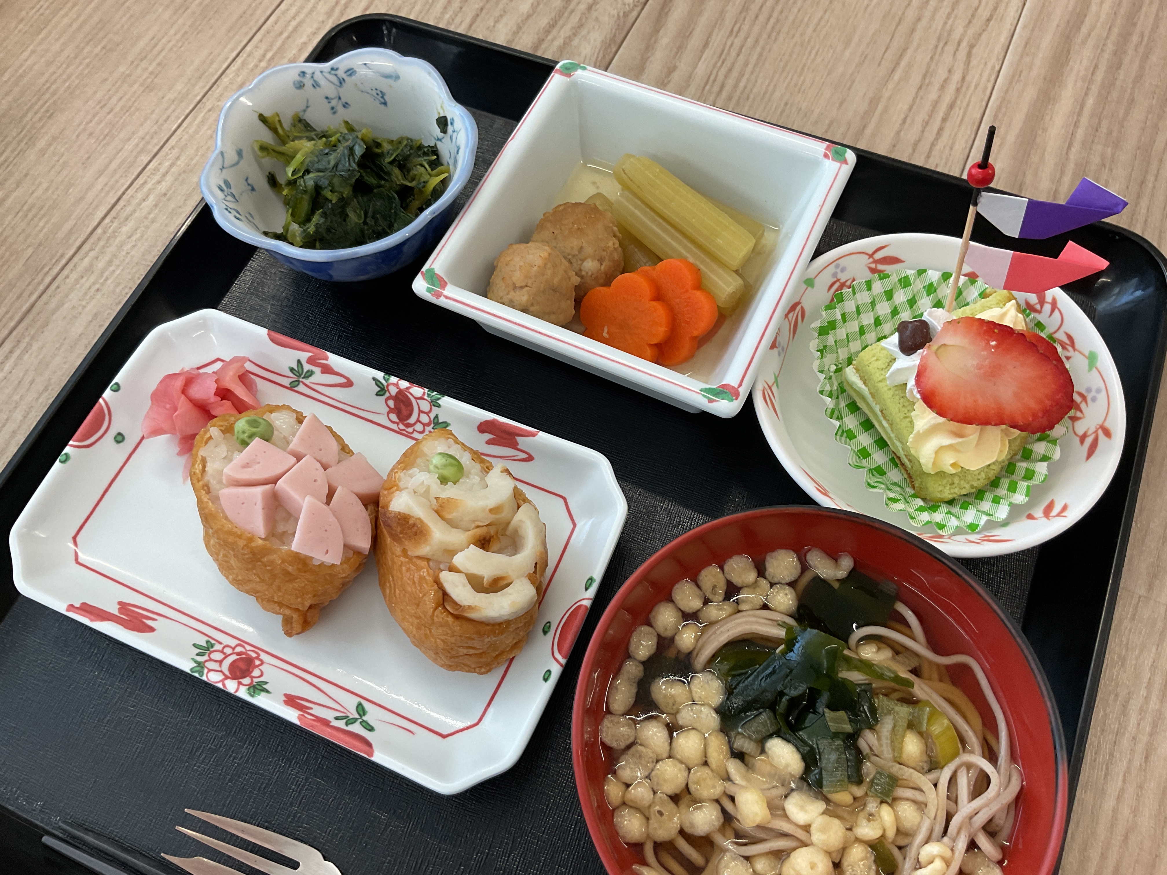昼食はこいのぼりいなり寿司
