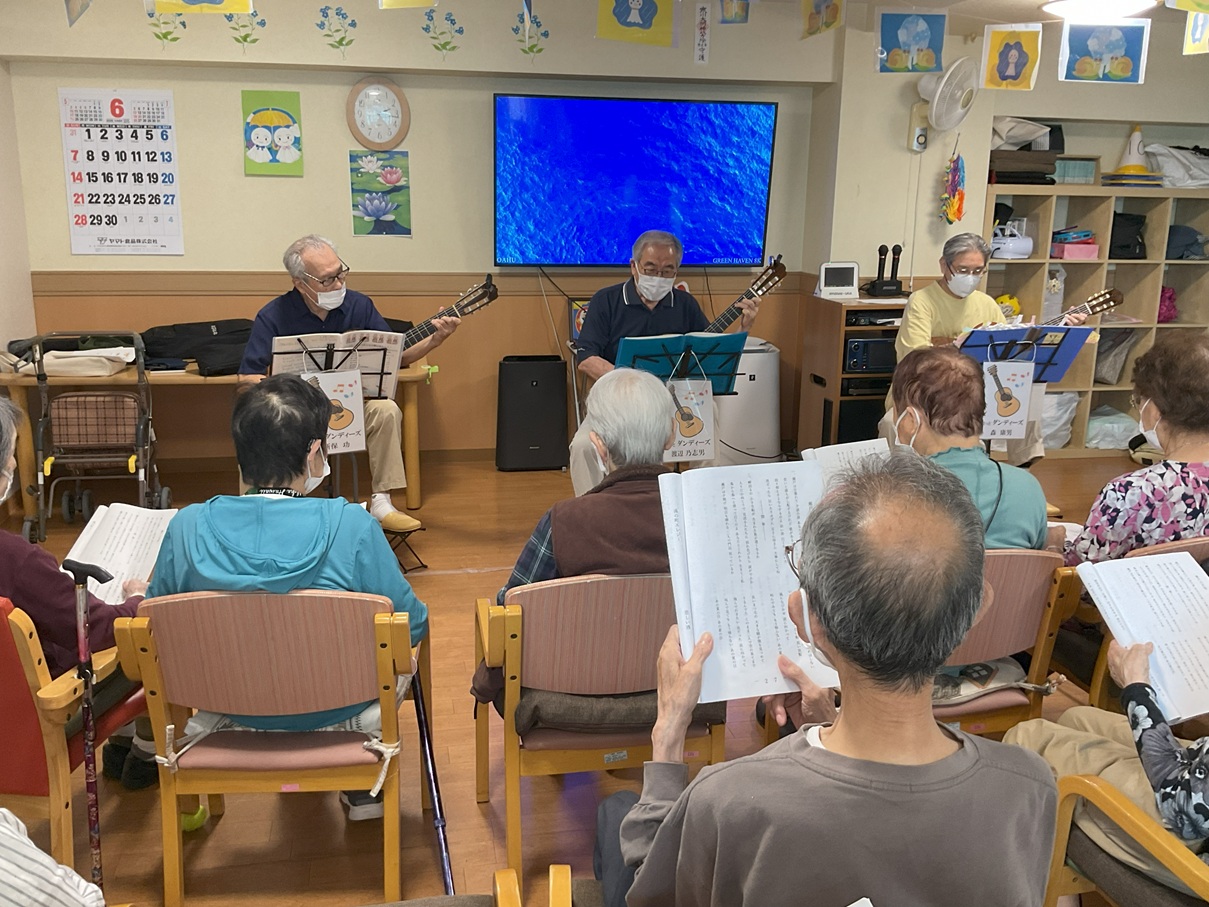 ほっとダンディーズのギターアンサンブル演奏