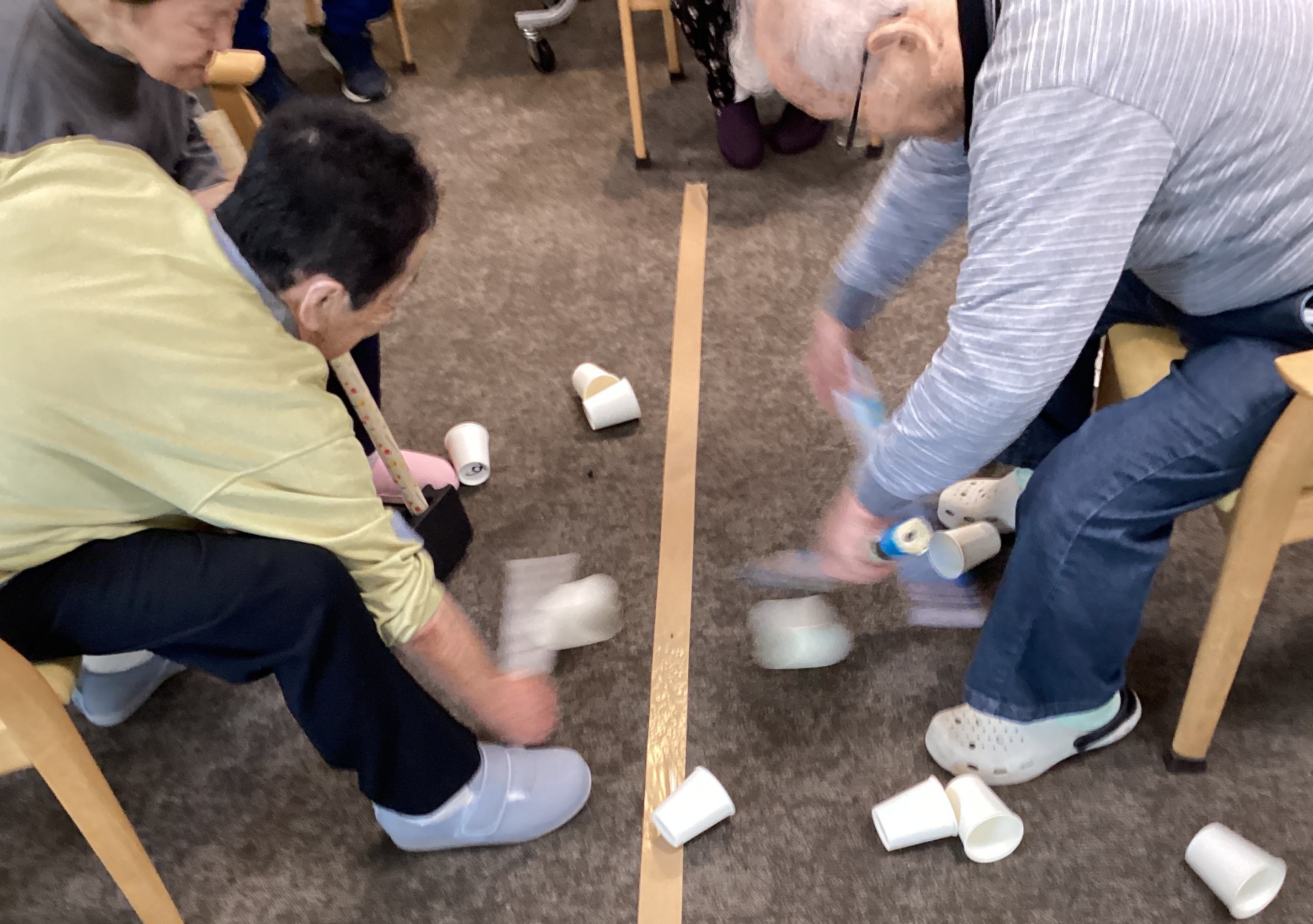 対抗戦!! 紙コップ飛ばしゲーム♪
