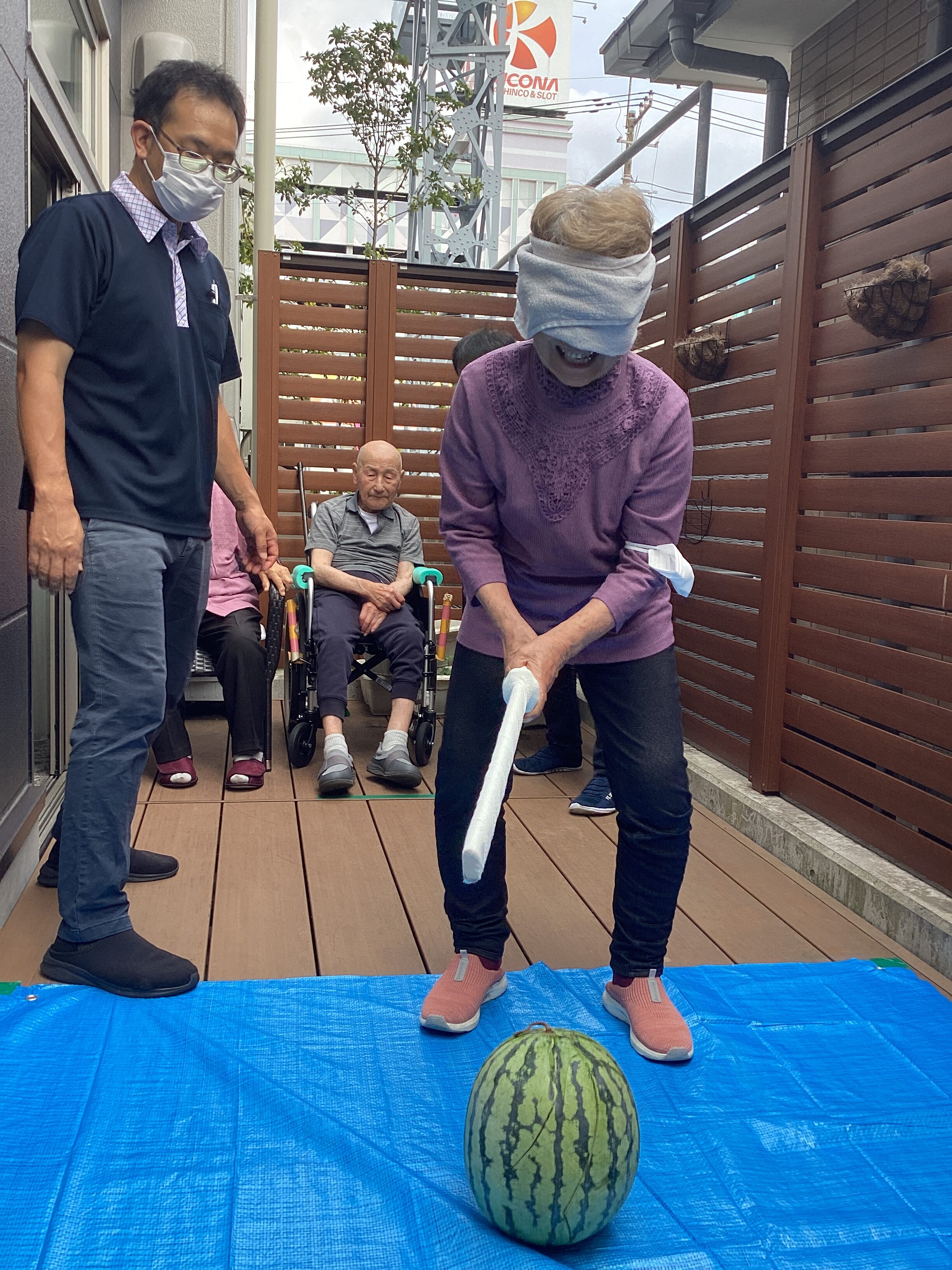 【夏の名物】スイカ割り大会！