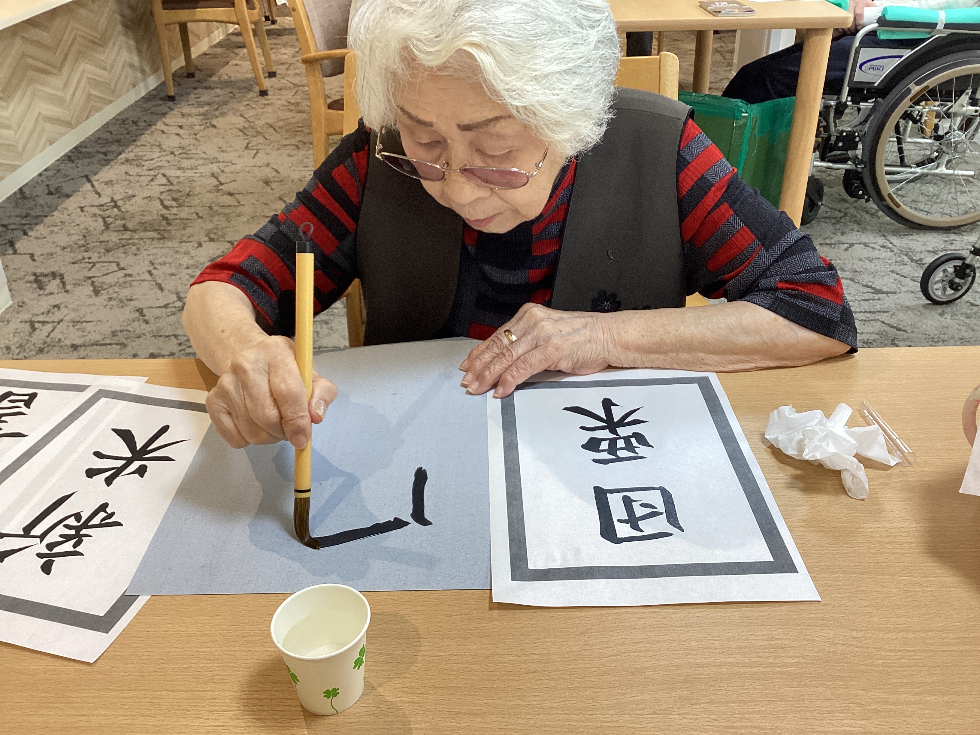水で書ける習字をおこないました！